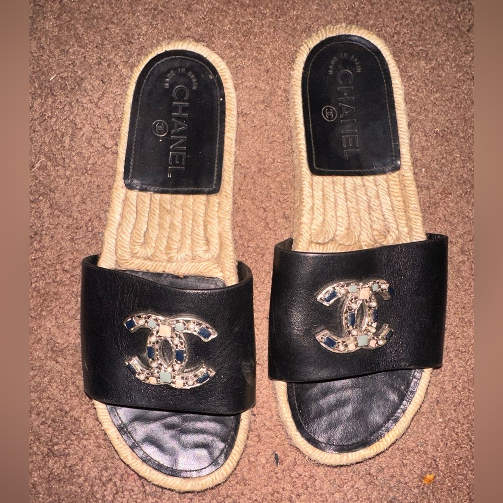 Women Authentic flat Chanel shoe.